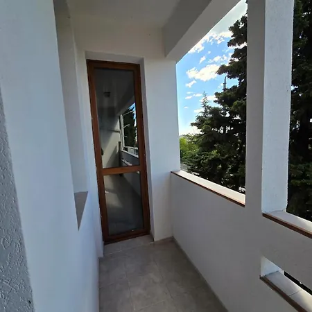 Super Lovely * Μπουργκάς